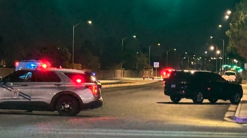 Un oficial de policía resultó herido tras recibir un disparo de un sospechoso atrincherado en...