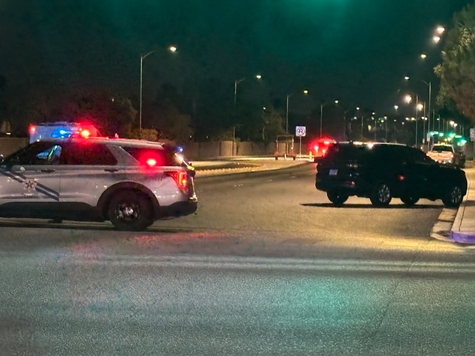 Un oficial de policía resultó herido tras recibir un disparo de un sospechoso atrincherado en...