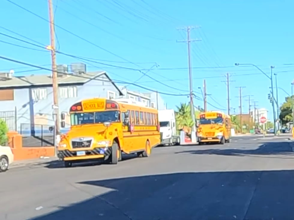 La policía de Las Vegas acudió al lugar de un accidente de autobús escolar en el que resultó...