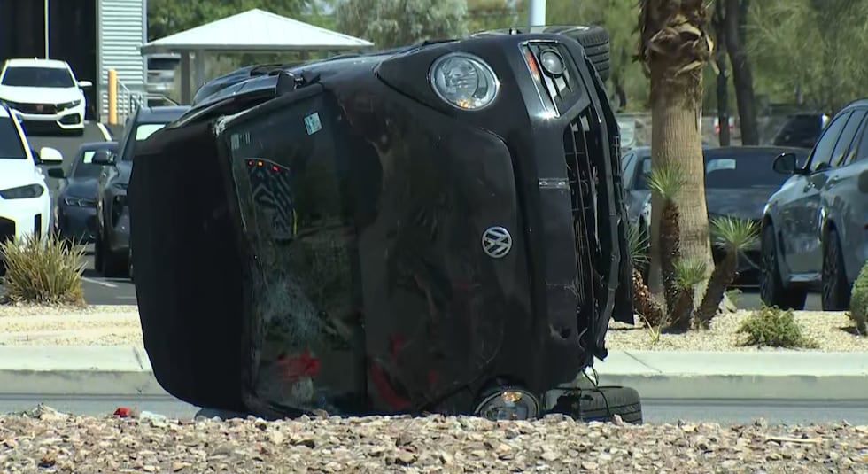 La policía de Las Vegas investiga un accidente de vuelco de un solo vehículo en Sahara Avenue...