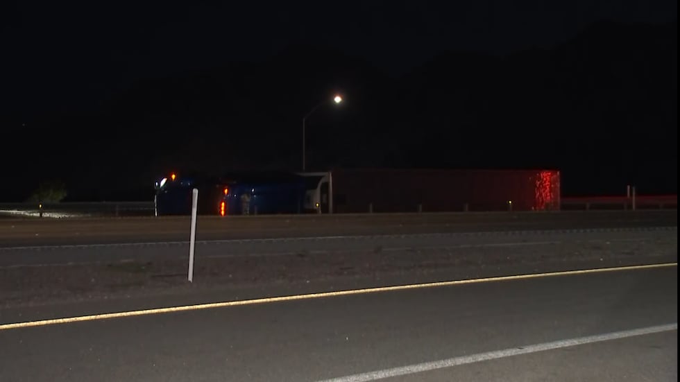 Varios camiones volcados cerraron la I-11 en dirección sur cerca de Boulder City el martes por...