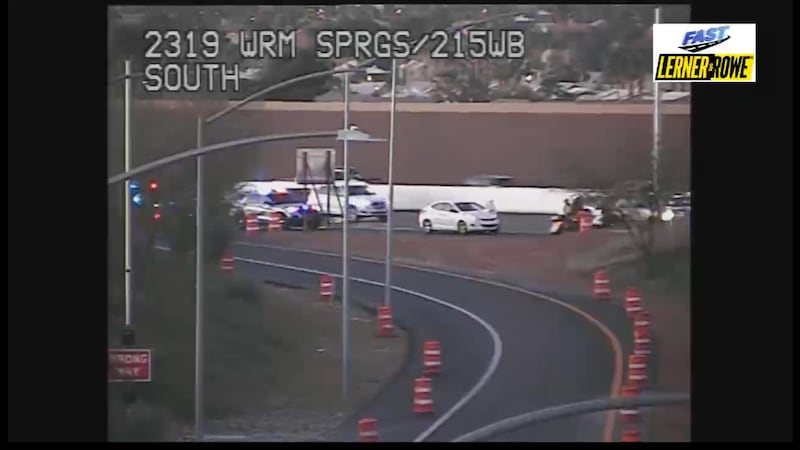 Un accidente está paralizando el tráfico en la circunvalación 215 en el valle sur el lunes por...