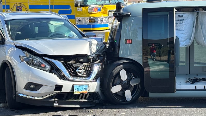 Accidente en Las Vegas Boulevard que involucró a un vehículo de Zoox, cerca del Four Seasons,...