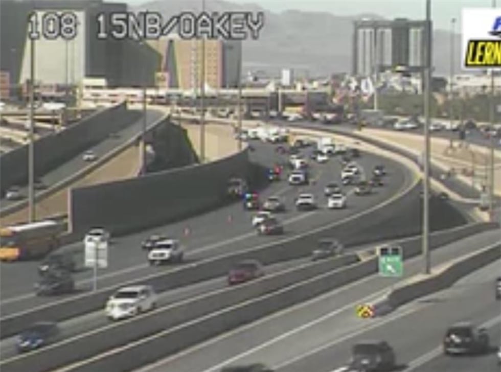 La Patrulla de Caminos de Nevada se encuentra en el lugar de un accidente en el que se vio...