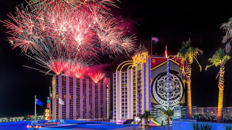 El espectáculo semanal gratuito de fuegos artificiales regresa al Plaza Hotel & Casino este...