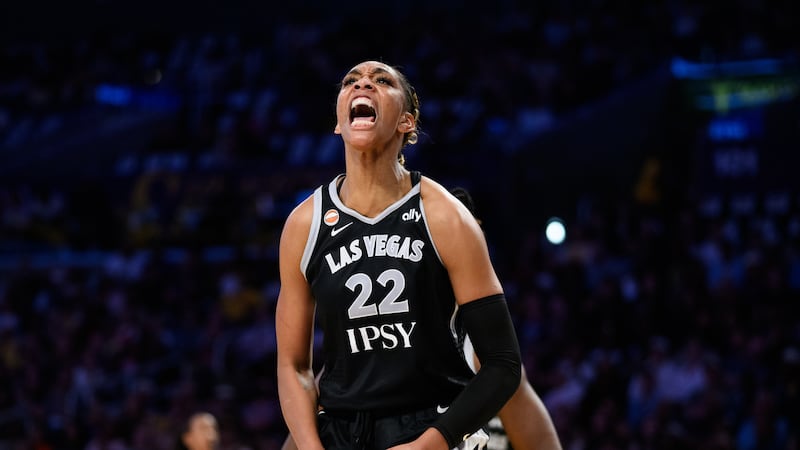 La pívot de Las Vegas Aces, A'ja Wilson (22), reacciona durante un partido de baloncesto de la...