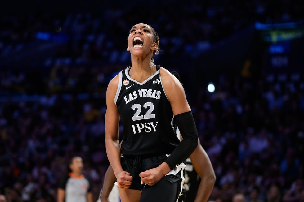 La pívot de Las Vegas Aces, A'ja Wilson (22), reacciona durante un partido de baloncesto de la...