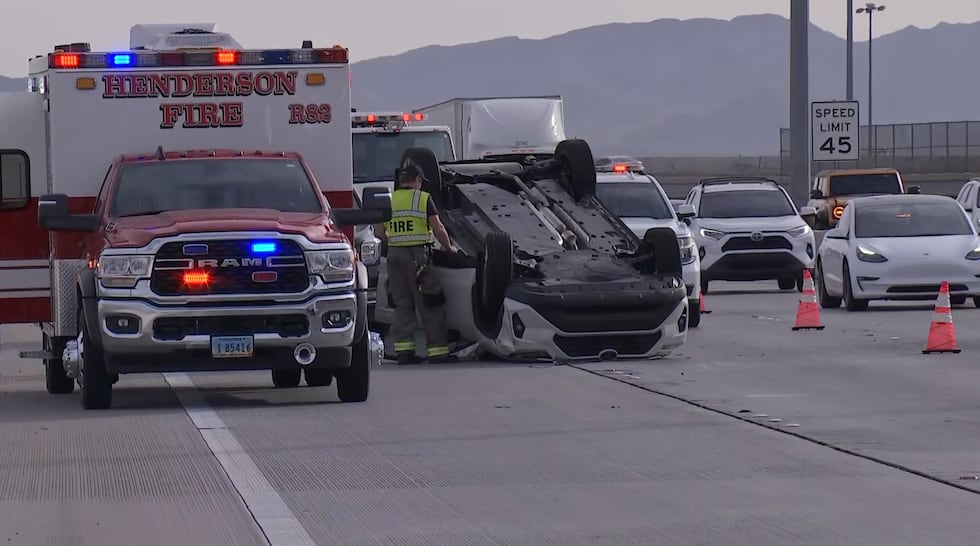 Un vehículo volcado está causando retrasos para quienes salen de la carretera I-11 en el...