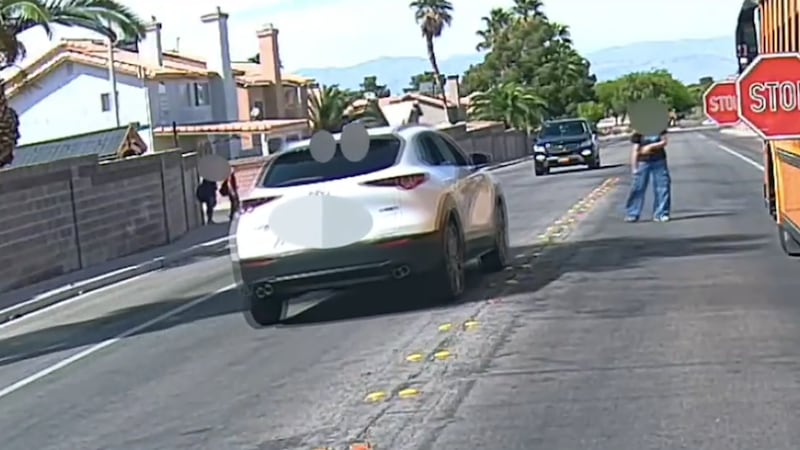 CAPTADO EN CÁMARA: Un conductor ignora la señal de alto de un autobús escolar en Las Vegas