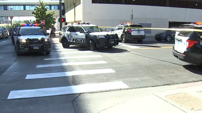 Una operación policial en el centro de Las Vegas mantiene cerrada la zona cercana a Clark...