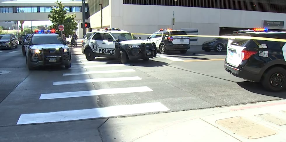 Una operación policial en el centro de Las Vegas mantiene cerrada la zona cercana a Clark...