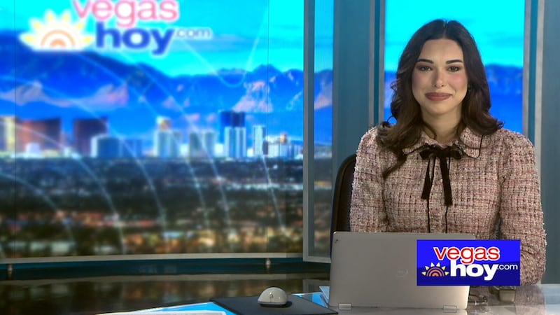 Un taxi autónomo de Zoox se detiene en medio de una intersección en el Strip. Además, el...