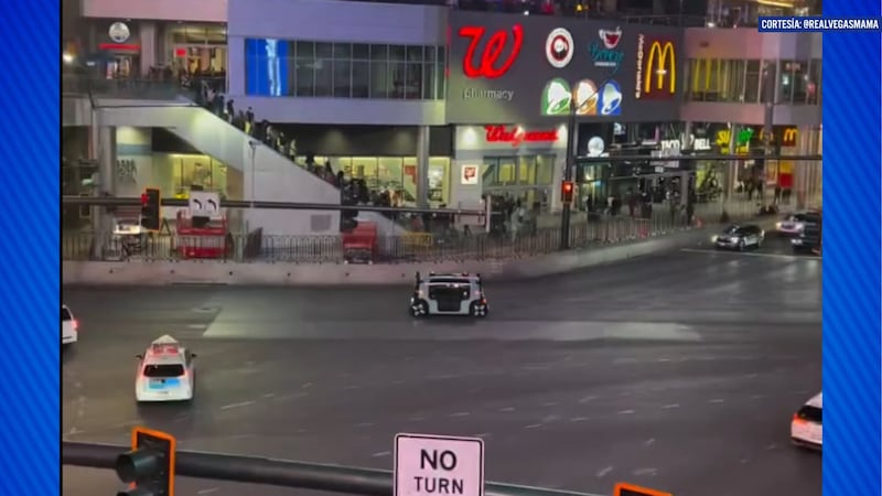 Un video publicado en internet muestra un taxi autónomo de Zoox detenido en la intersección de...
