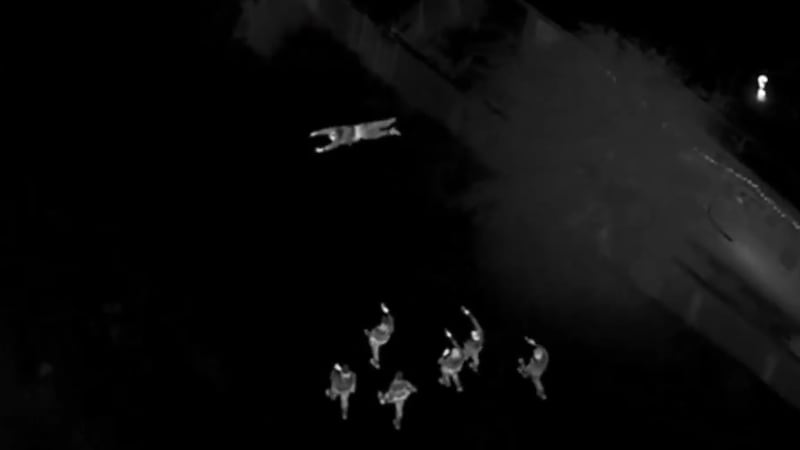 La policía de Las Vegas publicó un nuevo video que muestra, desde una perspectiva aérea, el...