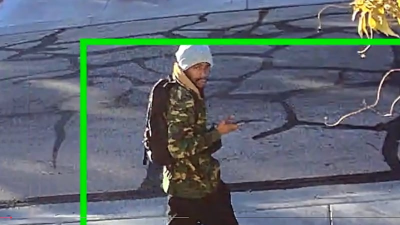 La policía de Las Vegas pide la ayuda del público para encontrar a un sospechoso que robó en...