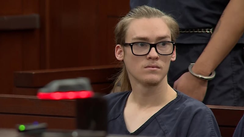 Tyler Matthew Johns, de 22 años, está acusado de disparar y matar a Brandon...