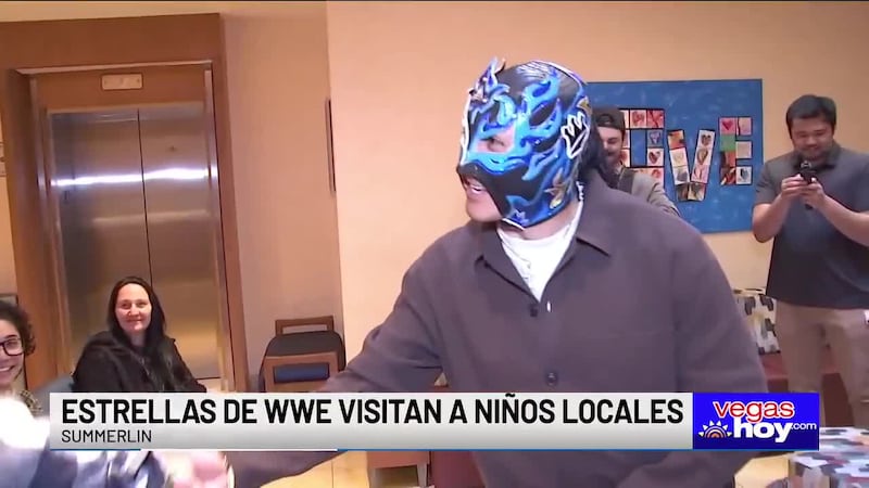 los niños pudieron sostener los cintos, hacer preguntas, tomarse fotos y pasar un rato con...