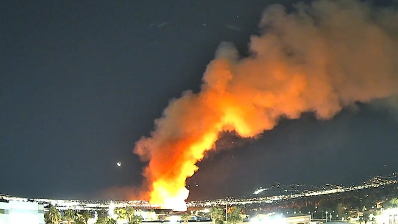 Una persona murió y varias viviendas resultaron dañadas tras un incendio forestal que se...