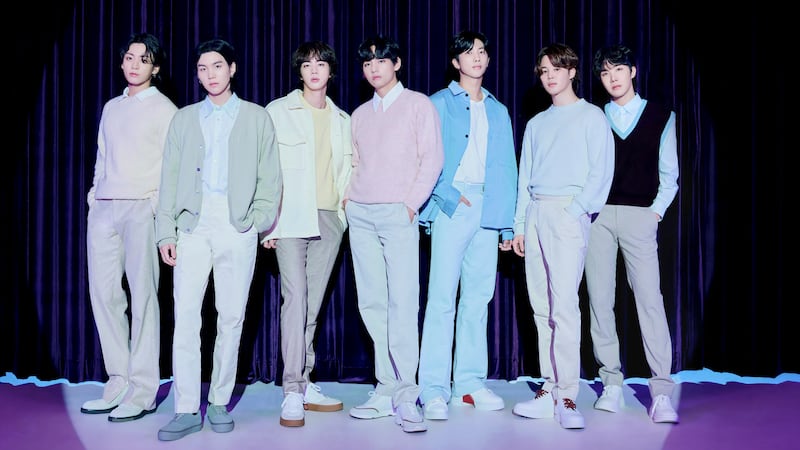 BTS anunció el lunes su regreso a los escenarios mundiales con una gira mundial que abarcará...