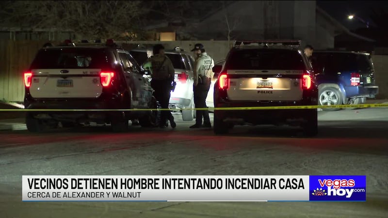 El hombre comenzó a pelear con ellos, lo que provocó que los vecinos lo golpearan con un coche...