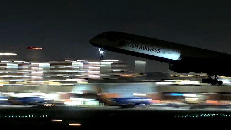 Una pieza de un avión se desprendió durante el despegue el lunes en Las Vegas, según...