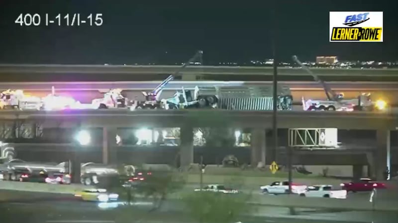 Un camión de remolque que transportaba 28 cabezas de ganado volcó el miércoles en el cruce de...