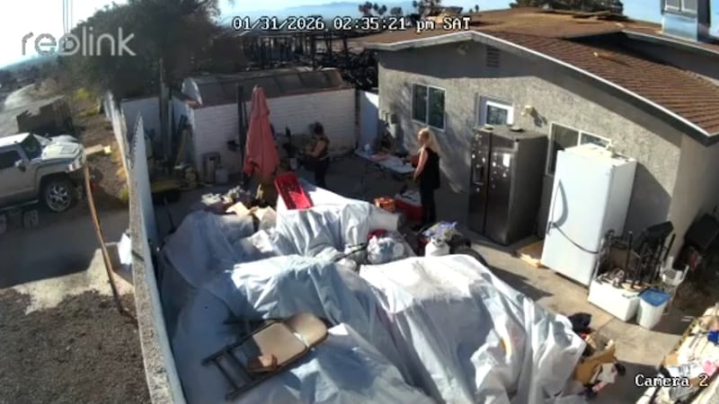 Robaron los restos calcinados de una casa en el este de Las Vegas mientras el propietario...