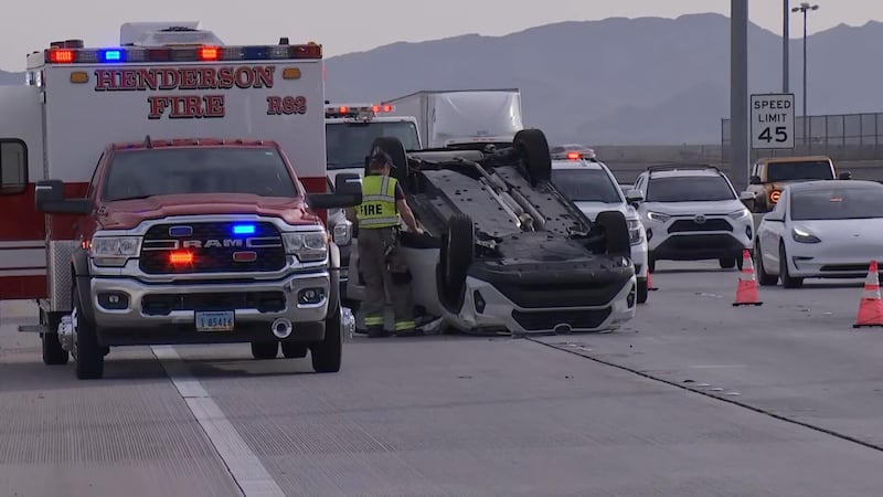 Un vehículo volcado estuvo causando retrasos para quienes salen de la carretera I-11 en el...