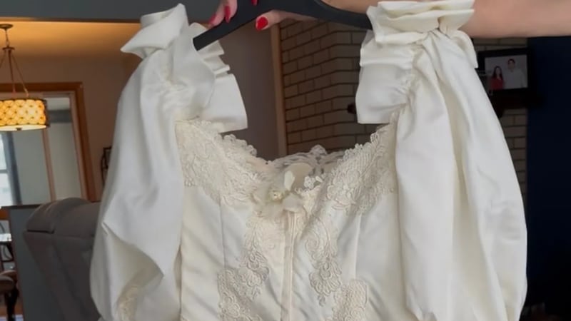 Una mujer afirma que un vestido irremplazable que llevaba su madre fue robado de la sala de...