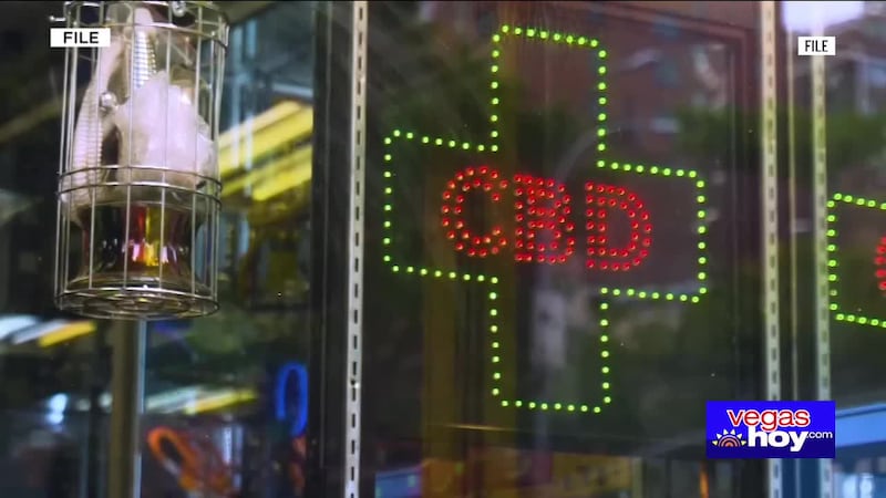 Las tiendas de tabaco han sido un negocio creciente en el valle, con letreros y artículos que...