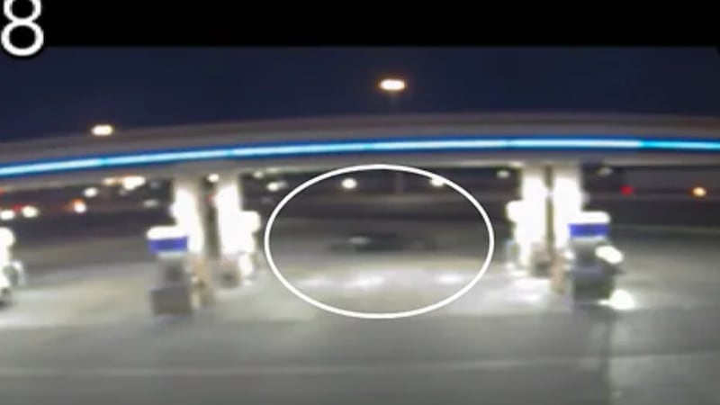 Una persecución policial en Henderson terminó en una gasolinera, según empleados de una tienda...