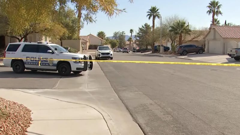 La policía de Henderson está investigando un tiroteo en el que se vio involucrado un agente en...