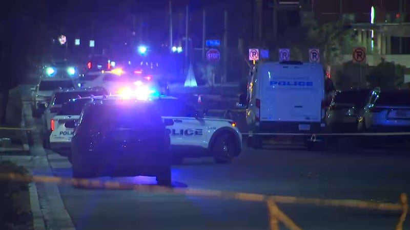 La policía dice que un hombre murió después de que los oficiales lo encontraron en el asiento...