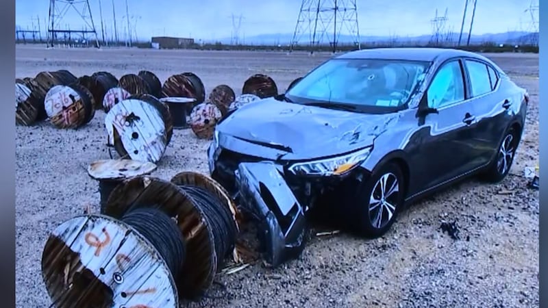 La policía afirma estar investigando un incidente en el que un auto se estrelló contra una...