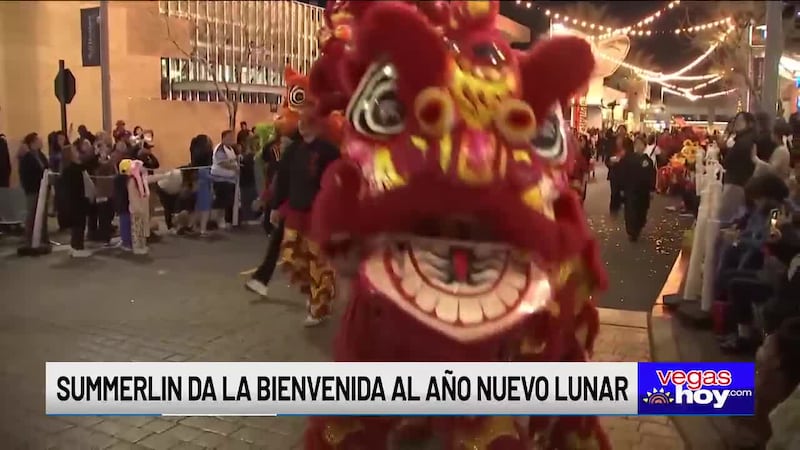 Anoche celebraron su desfile del Año Nuevo Lunar, después de que una tormenta los obligara a...
