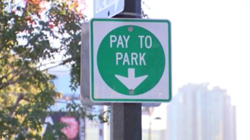 Residentes y dueños de negocios expresaron sus frustraciones por las tarifas de los parquímetros.