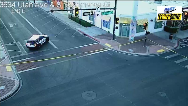 Un conductor de scooter eléctrico resultó herido después de ser atropellado por un autobús en...