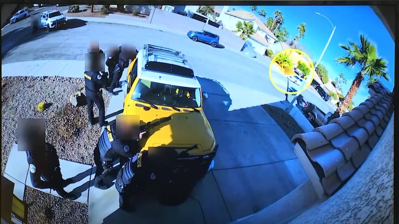 Nuevas imágenes de una cámara corporal muestran los momentos previos a que un hombre acusado...