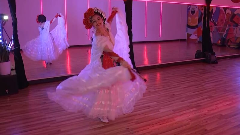 Durante 30 años, la compañía de folklórico México Vivo ha mantenido viva la tradición en Las...