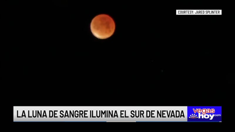 Este dramático cambio de color ocurre cuando la tierra se mueve directamente entre el sol y la...