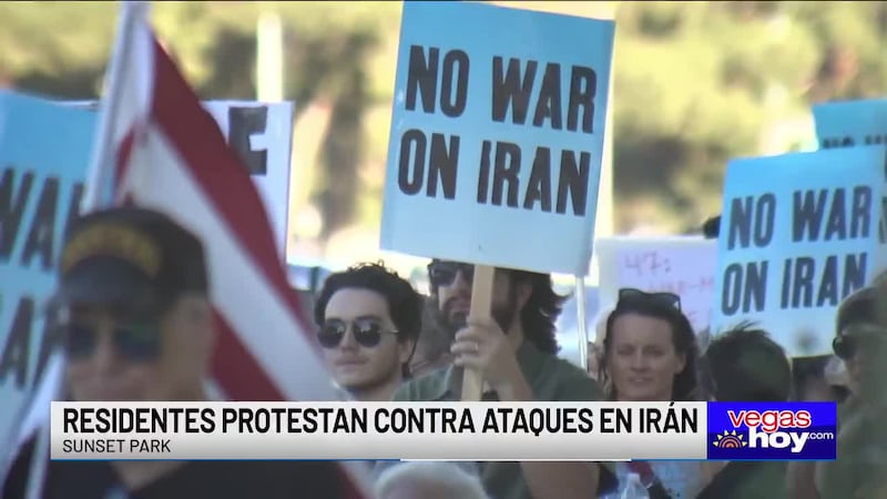 Un grupo de unas 30 personas se reunió en Sunset Park para expresar su oposición a los ataques...