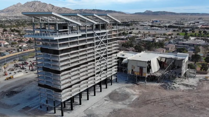 Boyd Gaming Corp. fijó la demolición para las 2:00 a.m. del jueves.