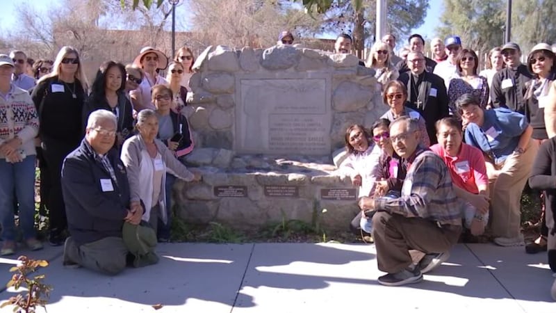 Más de 50 habitantes del sur de Nevada se subieron a un autobús para recorrer el camino del...