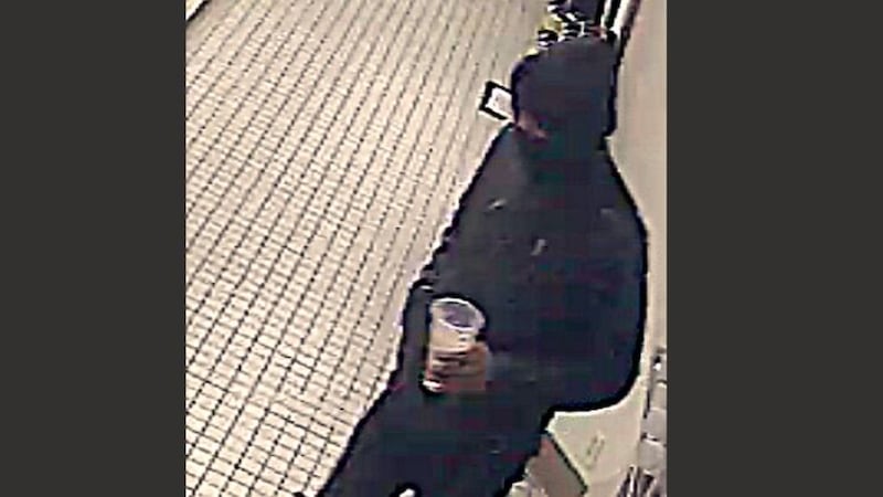 El sospechoso es descrito como un hombre de piel oscura, de entre 20 y 30 años, de...