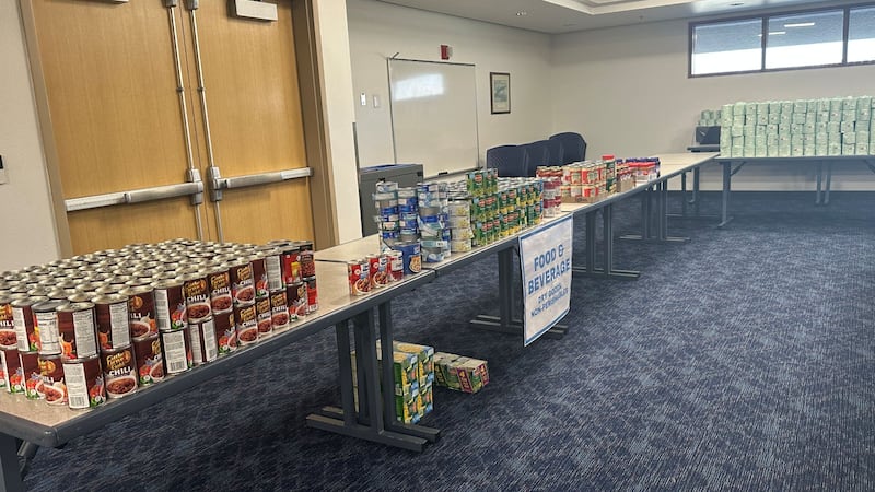 La despensa proporciona alimentos y productos de higiene personal a los empleados de TSA y...