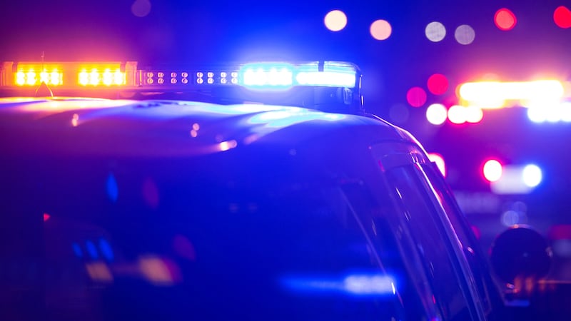 Varios carriles de la I-15 en dirección norte cerraron el sábado por la noche mientras la...