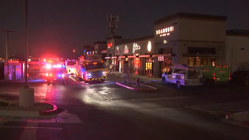 Los bomberos del Condado Clark respondieron a un incendio en un centro comercial al suroeste...