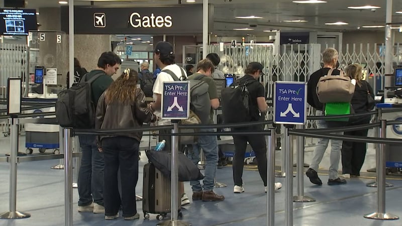 Los trabajadores de la TSA en el Aeropuerto Internacional Harry Reid llevan al menos 32 días...