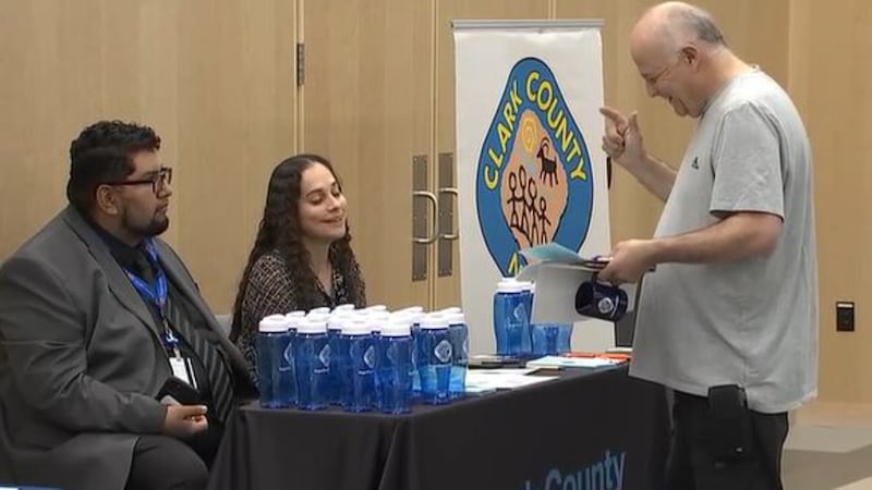 Docenas llenaron la sala, cada uno con una historia y un objetivo compartido de seguir adelante.