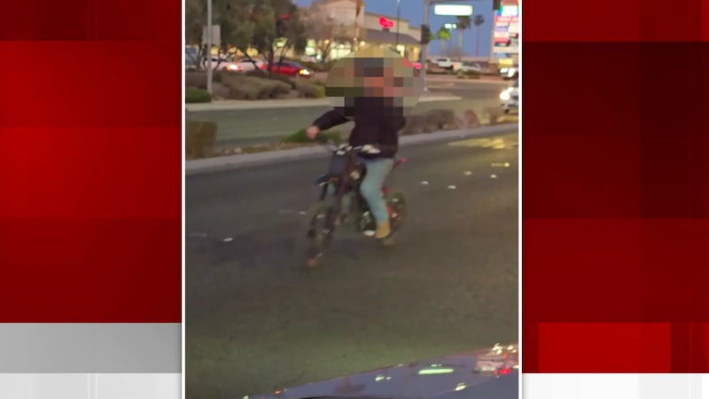 Un nuevo video muestra a jóvenes motociclistas zigzagueando entre el tráfico e ignorando las...